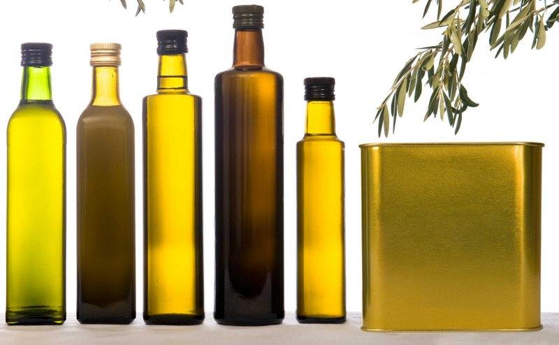 Botellas de cristal de aceite de oliva virgen
